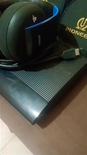 PS3 super slim em estado de conservação um pouco ruim, mas funcionando perfeitamente, com todo cabos