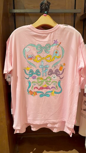 New Disney Princess Bows Tee! 🎀👑 This adorable pink tee features bows inspired by your favorite princesses — from Ariel to Belle and more ✨ 📍Disney’s Animal Kingdom 💵 $34.99 #DisneyStyle #DisneyPrincess #DisneyMerch #WaltDisneyWorld | Disney for Foodies