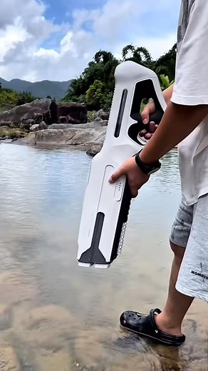 694K views · 2.9K reactions | Who needs bullets when you’ve got SPLASH power?  Let the water battles begin! #watergun #funbattle #summervibes #splashtime #kidsfun #cooltoys #summervibes #toywars #outdoorfun #playtime | Homeinspirehacks | Facebook