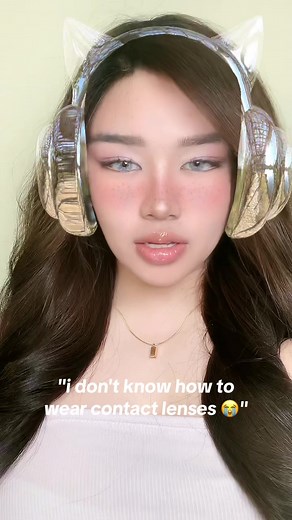 Easy Guide on Putting On Contact Lenses | Tips for Wearing Toric Lenses