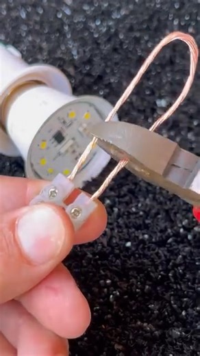 12K views · 25 reactions | Como testar LED de lâmpada Aprenda uma maneira simples e segura de testar LEDs de lâmpadas para saber se ainda funcionam antes de descartar. Um truque rápido que ajuda a economizar e evita desperdício. #Lampada #Dicas #DIY | Irmãos Bons de Ideias | Facebook