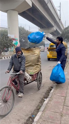 रोड पर कूड़ा ना डाले प्लीज़ 💔😭#humanity #respect #helping #trending #viralvideo #youtubeshorts