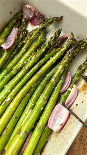 Gebackener grüner Spargel - für uns die einfach leckerste Zubereitungsart von grünem Spargel! 🤤 So kann man ihn wunderbar als Beilage zu z.B. Kartoffeln essen. Oder auch zu Salaten und als Füllung für Wraps/Pfannkuchen. Wir haben diesmal Ofenkartoffeln und Fischstäbchen mit Trüffelmayo dazu gegessen - war mega lecker. 😍 Wie bereitet ihr Spargel denn am liebsten zu und habt ihr ihn schonmal im Ofen gebacken? Zutaten für 2 Portionen: ▢ 1 Bund grüner Spargel ▢ 2 EL Olivenöl ▢ 2 Zwiebeln (rot) ▢ 2