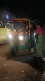 Badaun Video: ऑटो में फंसी साड़ी, तो दबंग महिला ने ड्राइवर पर तड़ातड़ बरसाए थप्पड़, वीडियो देख उड़ जाएंगे होश!