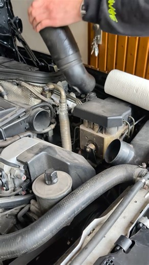 Why is the ignition distributor wet? 🧐 #mechanic #repair #mercedes #500E #classiccar #broken #Ignition #v8 #diy | Marius RBE