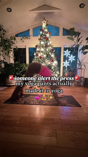 My yoga studio has an entire online library of past recorded classes and it’s honestly one of my favorite features 😋 #yogagirl #yogi #yogaflow #yogapants #yoga