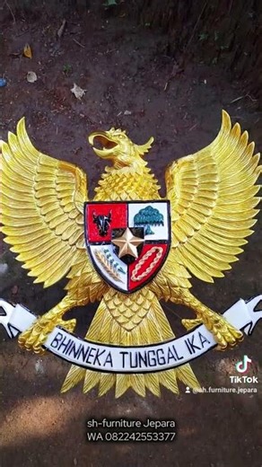Lambang Garuda Kayu Jati Warna Emas – Ukiran Mewah Simbol Kehormatan Negara