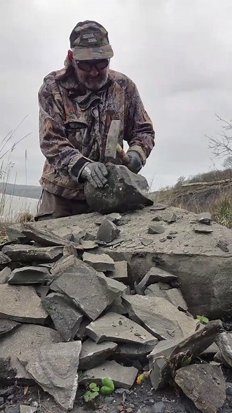 processing a rock on the jurassic Coast #fossilhunt #ukfossils #mudfossil #jurassicfossil #ukfossil