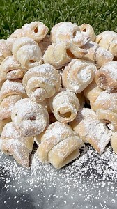 Cornulete fragede Reteta 60-72 bucati🇷🇴140g untura🇷🇴60g smantana🇷🇴1 galbenus🇷🇴jumatate lingurita praf de copt🇷🇴jumatate lingurita sare🇷🇴coaja de la o portocala🇷🇴o esenta de lamaie🇷🇴1 zahar vanilat 1 lingurita esenta de vanilie🇷🇴70 ml bors🇷🇴5 linguri zahar🇷🇴Aproximativ 350g faina(cat cuprinde)Umplutura 🇷🇴350g rahat turcesc taiat bucati Ingredientele trebuie sa fie la temperatura camerei. Mixam toate ingredientele in afara de bors, apoi il incorporam si adaugam si faina tre