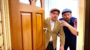 Pino & Giacomo meet a door knocker | Sooshi Mango