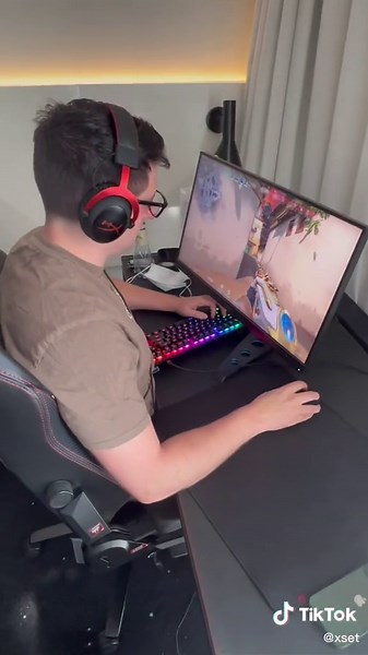 Playing Valorant with a Sideways Keyboard Meme