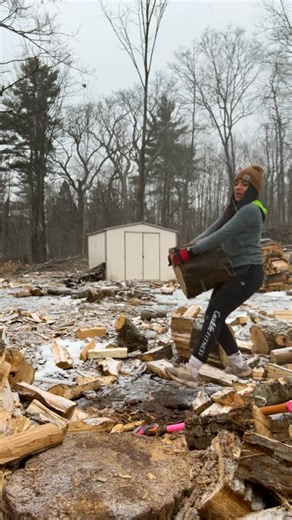 Splitting My Hardest Oak EVER - Fiskars 8lbs Maul #axe #firewood #outdoors | Alyssa Keith | Facebook