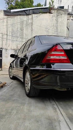 Explore the Mercedes Benz C240 V6 W203 Features