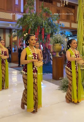 Tari Gambyong performed by RnR Art Production #tari #tarijawa #tarigambyong #gambyong #gambyongpareanom #penarisolo #fyp #fypage #isisurakarta #weddingorganizerjakarta #weddingorganizersolo #weddingorganizersurabaya #surakarta #surakarta24jam #budayajawa #solo24jam
