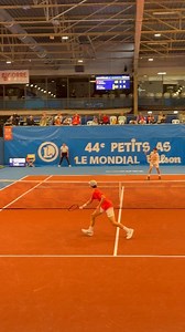 Le point du jour aux Petits As. Bataille à la volée entre Tristan Ducros 🇫🇷 ⬆️ et Richard Mitchell 🇨🇭⬇️ en quarts de finale. Le Suisse a gagné le match 6-3, 7-5. Il n'y a plus de Français dans les tableaux simple filles et simple garçons. Les demies ont lieu ce samedi. Vous pouvez les regarder en live sur le site des Petits As. | Tennis Legend