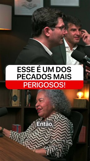 ⚠️ O maior inimigo da sua vida pode não ser o diabo. 🧠 O problema é que muita gente aprende a lutar contra ataques externos… mas ignora um inimigo silencioso chamado orgulho. E quando a soberba cresce, a pessoa começa a acreditar que tudo o que conquistou veio dela mesma. 💊 A soberba cria uma ilusão perigosa: “eu não preciso de ninguém”. E quando isso acontece, a pessoa perde a capacidade de reconhecer limites, pedir ajuda e depender de Deus. 📖 Tudo o que temos é graça. A vida, os dons, a int