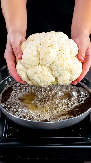 1.7M views · 10K reactions | Pun pariu ca e cel mai bun truc de a gati conopida! Ingrediente: conopidă: 1 buc sare: 5 g ulei de măsline: 20 ml ouă: 3 buc făină: 80 g ceapă: 2 buc ciuperci: 200 g morcov: 1 buc ardei gras roșu: 1 buc ardei gras verde: 1 buc sare: 4 g piper negru: 2 g boia de ardei dulce: 7 g roșii: 2 buc unt: 100 g usturoi: 10 g muștar: 50 g cașcaval: 100 g pătrunjel: 15 g | Savuros.TV | Facebook