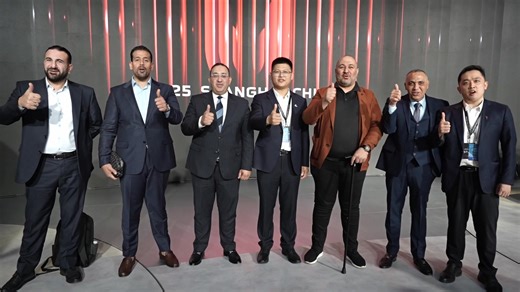 9K views · 134 reactions | Hi #HONGQI! Hi World! #AutoShanghai2025 #HONGQI_Globalization_Business_Press_Conference #Build_a_Shared_Value_Mobility_Union #DrivenByLuxury #Drive_Into_The_Oriental_Luxury #EH5 #EHS5 | HONGQI | Facebook