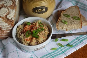 Jak se dělá škvarková pomazánka? V základu nesmí chybět cibule ani vejce