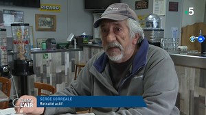 64K views · 979 reactions | Au-delà du recul de l’âge de départ à la retraite, c’est aussi le niveau des pensions qui pose questions. De plus en plus de séniors trouvent des petits boulots pour compléter des retraites trop maigres. Reportage de Laszlo Gelabert Léa Demirdjian et Diane Cacciarella #cdanslair Vous pouvez retrouver cette émission #cdanslair sur toutes les plateformes de podcast et en replay sur France 5 https://bit.ly/CdanslairReplay | C dans l'air | Facebook