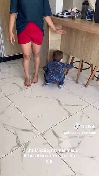 Só mais um dia tranquilo por aqui 🤣🤣🤣🤣 #CapCut #fyp #foryoupage #gemeos #gemeosunivitelinos #bebestiktoks #bebeslindos #videoviral #bebes #trend #gemeostiktok #baby #edit #cotidiano #rotina #vidademae #mamae