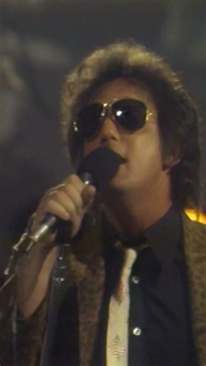 Sunglasses. 80s hair. Rock & roll. Doesn't get much better than this!🕶️