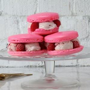 30K views · 119 reactions | Get fancy with these adorable strawberry macaron ice cream sandwiches!  FULL RECIPE: https://tasty.co/recipe/strawberry-macaron-ice-cream-sandwich | Tasty UK | Facebook