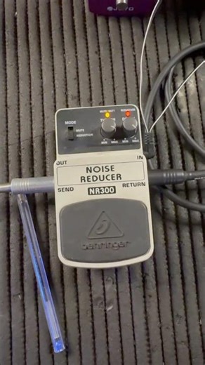 Pedal redutor de ruído NR300 Behringer Noise reducer para guitarra