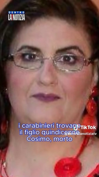 Uccise moglie e figlio con una pietra. Poi tentò di togliersi la vita. È la storia della strage familiare di Paupisi, nel Beneventano: la vittima è Elisa Polcino, 49 anni. Una vicenda drammatica che coinvolge un’intera famiglia e che, a un anno di distanza, continua a lasciare interrogativi e dolore. L’uomo è stato condannato all’ergastolo. Nel video ricostruiamo cosa accadde quel giorno e cosa è successo dopo. #Dentrolanotizia #Davedere