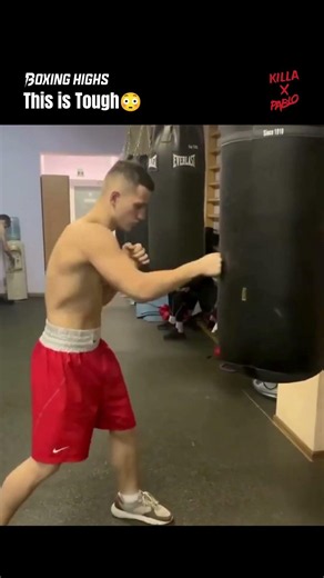Bareknuckle on the heavy bag🤯