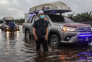 Antara banyak bantuan yang berjaya disampaikan, Ebit Lew masih ralat...