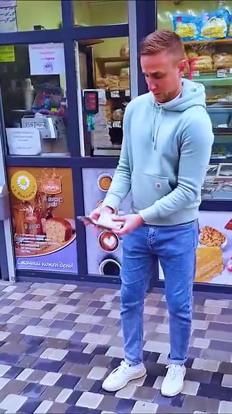 A compassionate boy transformed from a thief to a rescuer in a matter of moments. #FabiosaKindness #Fabiosa #kindness #humanity #helpingstrangers #money | Fabiosa - Live easy