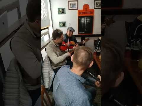 Live Irish Folk Music! (Yes there are bagpipes!)