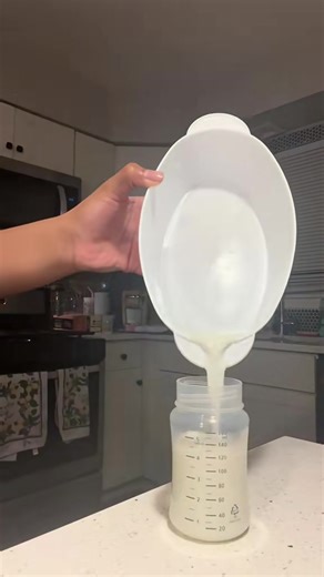 Breastfeeding Choices: Pumping vs Hand Expressing