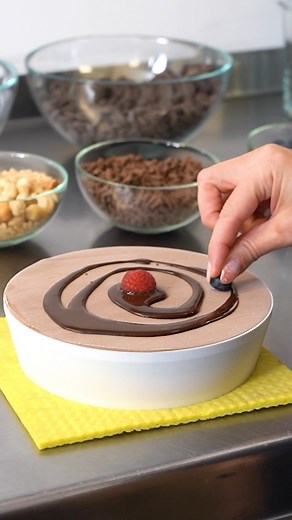 LONDON, SUMMER IS HERE! We have the perfect Summery workshop for you - make your own Itallian Gelato, hosted by Elisa and her partner Fabiano. Spend a chilled afternoon learning a new skill you can impress your pals with all Summer. #cookeryclass #fathersdayideas #londonworkshops #londoncraft #londontasting | wecandoo