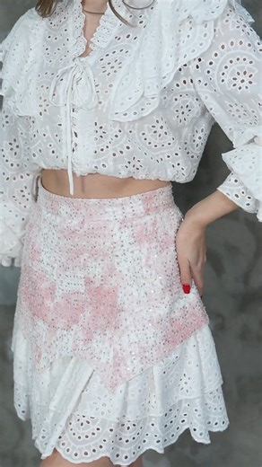 Design Market on Instagram: "Western set, şehir versiyonu: püsküllü yelek + asimetrik etek + dantel üst + kovboy şapka. Tam kombin, tek bakışta karakter. Western set, city edition: fringed vest + asymmetrical skirt + lace top + cowboy hat. Full look, instant character. #designmarket #karaköy #nişantaşı #kombin #outfit #westernstyle #cowboycore #fringe #püskül #yelek #etek #dantel #lace #cowboyhat #boots #streetstyle #styleedit #istanbulshopping #designstore"