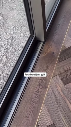 Özge Esen on Instagram: "Masif parke, tamamen doğal ahşaptan üretilen, klasik ve zamansız bir zemin kaplama ürünüdür. • Tek parça, \u00100 doğal ahşaptan üretilir (meşe, ceviz, kayın, iroko, teak vb.) • Genellikle 14-22 mm kalınlığa sahiptir • Yüzeyi cilalı ya da ham olabilir • Doğal ve sıcak görünüm sağlar • Uzun ömürlüdür: Defalarca sistre (zımpara) ve cila yapılabilir • Sağlıklıdır: Doğal malzeme olduğu için kimyasal içermez • Isı yalıtımı iyidir, mekânı daha sıcak hissettirir • Zamanla değer