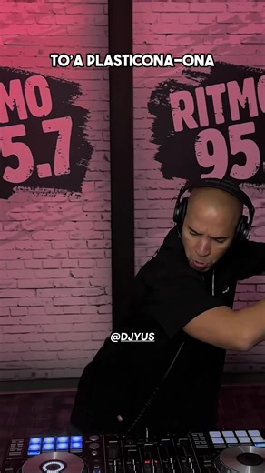 DJ YUS mezclando en el Party de la Tarde en Ritmo 95.7