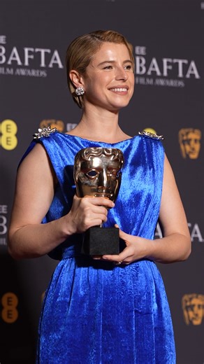 Jessie Buckley with the Leading Actress Award for 'Hamnet' during the EE BAFTA Film Awards 💙 📸 Getty | Red Magazine