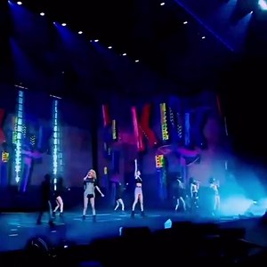 42K views · 10K reactions | the way she ate this up plus her outfit  /cr. @jnkloops | Jennie Archive | Facebook