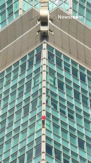 Famous American climber, Alex Honnold, free-climbed Taipei 101, Taiwan’s tallest building. He is the first person to scale the 101-storey building without a rope, harness or safety net. He completed the climb in an hour and a half. | Newsroom ZA