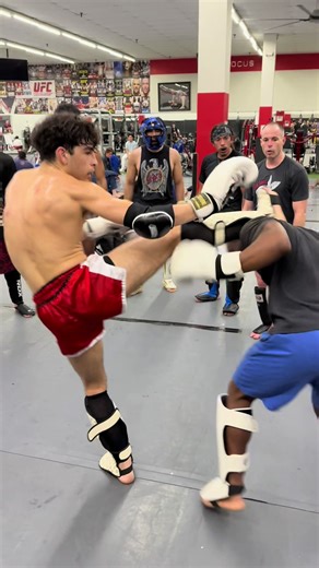 🇺🇸 English Thursday sparring at Ohana HQ in San Antonio, Texas 🥊 Two warriors locked in fight camp: @lalo & @jacob 💪🏽🔥 High-level Muay Thai training, discipline, and hard work every week. Stay tuned for upcoming fights and events 🧨💥 👇 Comment 🔥 if you support the grind #OhanaHQ #SanAntonioMuayThai #MuayThaiGym #FightCamp #MuayThaiTraining 🇧🇷 Português Sparring de quinta-feira na Ohana HQ em San Antonio, Texas 🥊 Dois guerreiros em camp de luta: @lalo & @jacob 💪🏽🔥 Treino de Muay Th