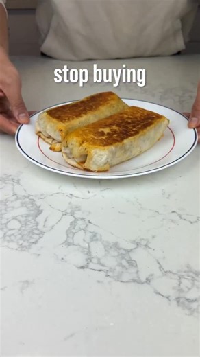 The Best Homemade Burritos: Cheesy Chipotle Beef Burritos! Packed with protein, lower in calories and easy to prep. Make it only in 20 minutes!👇🏼 - Ingredients: • 1/2 tsp olive oil • 1 tbsp garlic, chopped (or minced) • 1 onion, diced • 500g lean ground beef (I use 94% lean) • 1 tsp salt, pepper, paprika, chili powder • 1/4 cup light cream cheese (I use 95% light) • 3 chipotle peppers, chopped (from a can with adobo sauce) • 1 tbsp any sweetener (optional to balance out spice) • 1/2 cup tomato