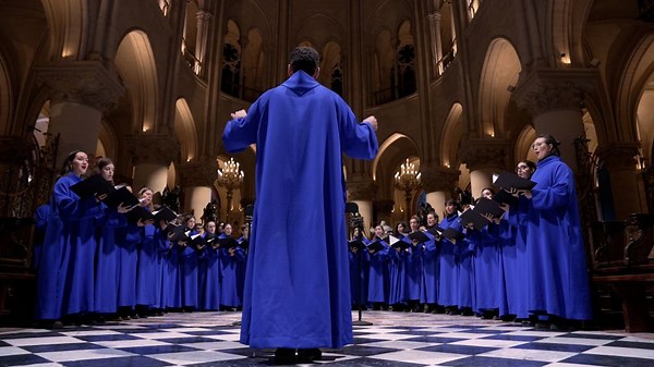 See choir perform ‘Silent Night’ in restored Notre Dame cathedral