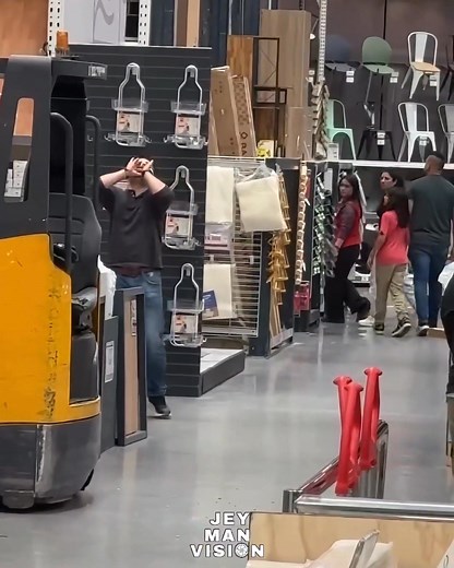 CLIENTE SE CANSÓ DE ESPERAR QUE ALGÚN VENDEDOR LO ATENDIERA EN EASY PUERTO MONTT Un cómico e inusual momento se vivió en Easy Puerto Montt, Cuando Un Cliente cansado de esperar por mas de 30 minutos comenzó a Gritar para de esa forma llamar la atención de los colaboradores del local. Luego de este registro desconocemos si finalmente fué atendido😅 | RTV Vision Noticias