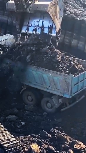 Massive Cat 390D loading overburden into the truck — raw power, precision, and productivity on full display. #Cat390D #HeavyEquipment #MiningLife #Earthmoving #Overburden #ConstructionLife #HeavyMachinery | HeavyBuild Project