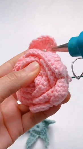 Easy crochet rose 🥰 . . . . . #reels #tips #crochetreelsplay #howto #crochet #fyp #knitting #knit #crochetreels #crochetdesigner #igcrochet #yarnbender #crochetpatterns #crocheting #crocheter #maker #crochetstitch #crochetlove #crochetinspiration | Main Crochet