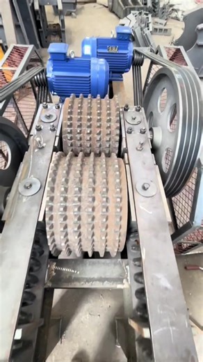The toothed roller can crush it with one bite#Crusher #SmallCrusher #StoneCrusher #ToothedRollCrusher#Toothrollercrusher#DoubleRollCrusher