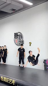 God Statham 郭达斯坦僧 on Instagram: "翻的时候害怕了，还好有垫子。😄 Follow @godstatham For More！ #kungfu #wushu #martialarts #dance #tricking #trickers #parkour #gymnastics #streetworkout"
