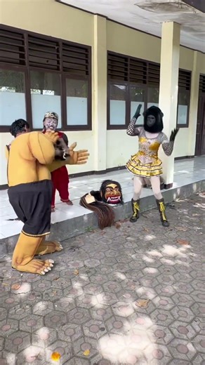 Samsul jualan topeng buto dan kedok beti